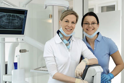 Dr. Grundmann und Frau Bänsch im Behandlungsraum