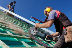 dachdecker mit Winkelschleifer